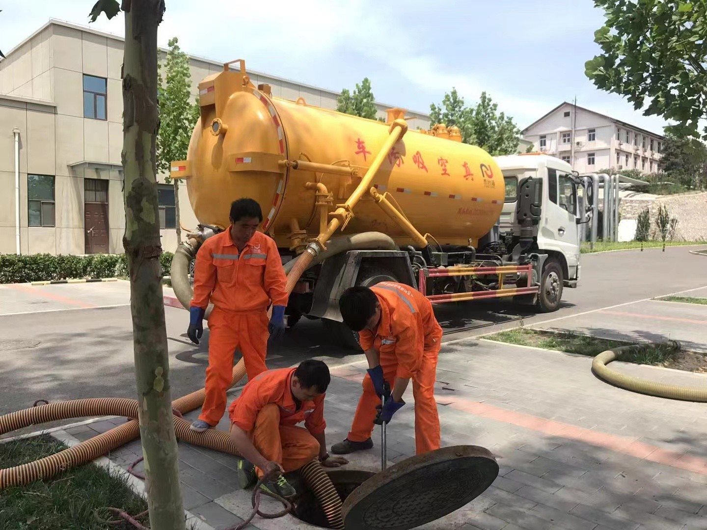 红塔管道疏通车停在窨井附近