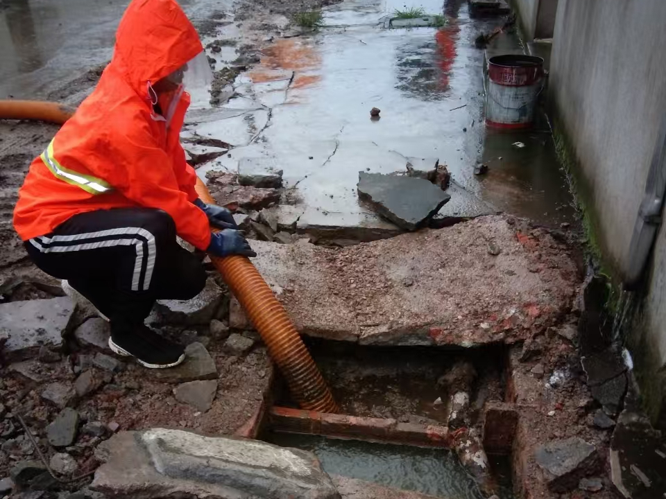 红塔专业清理污水池 炜誉市政以规范流程守护城市 “肠道”