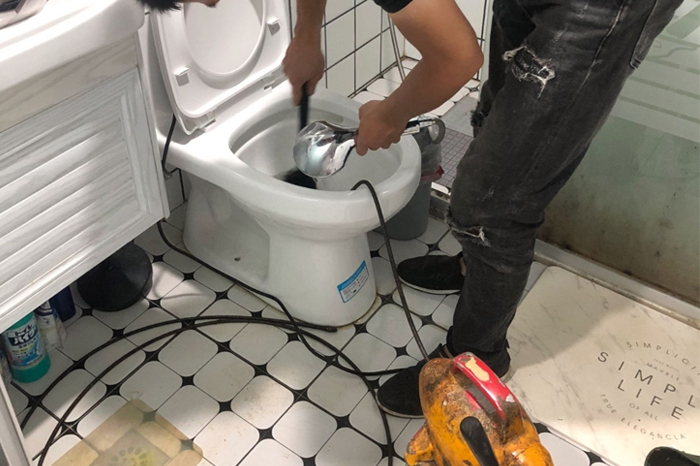 红塔马桶堵塞自己疏通还是找师傅？专业上门服务让你省时更省心