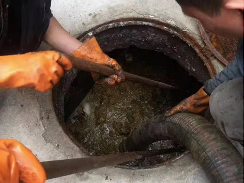 红塔清理化粪池时如何避免沼气的危害？